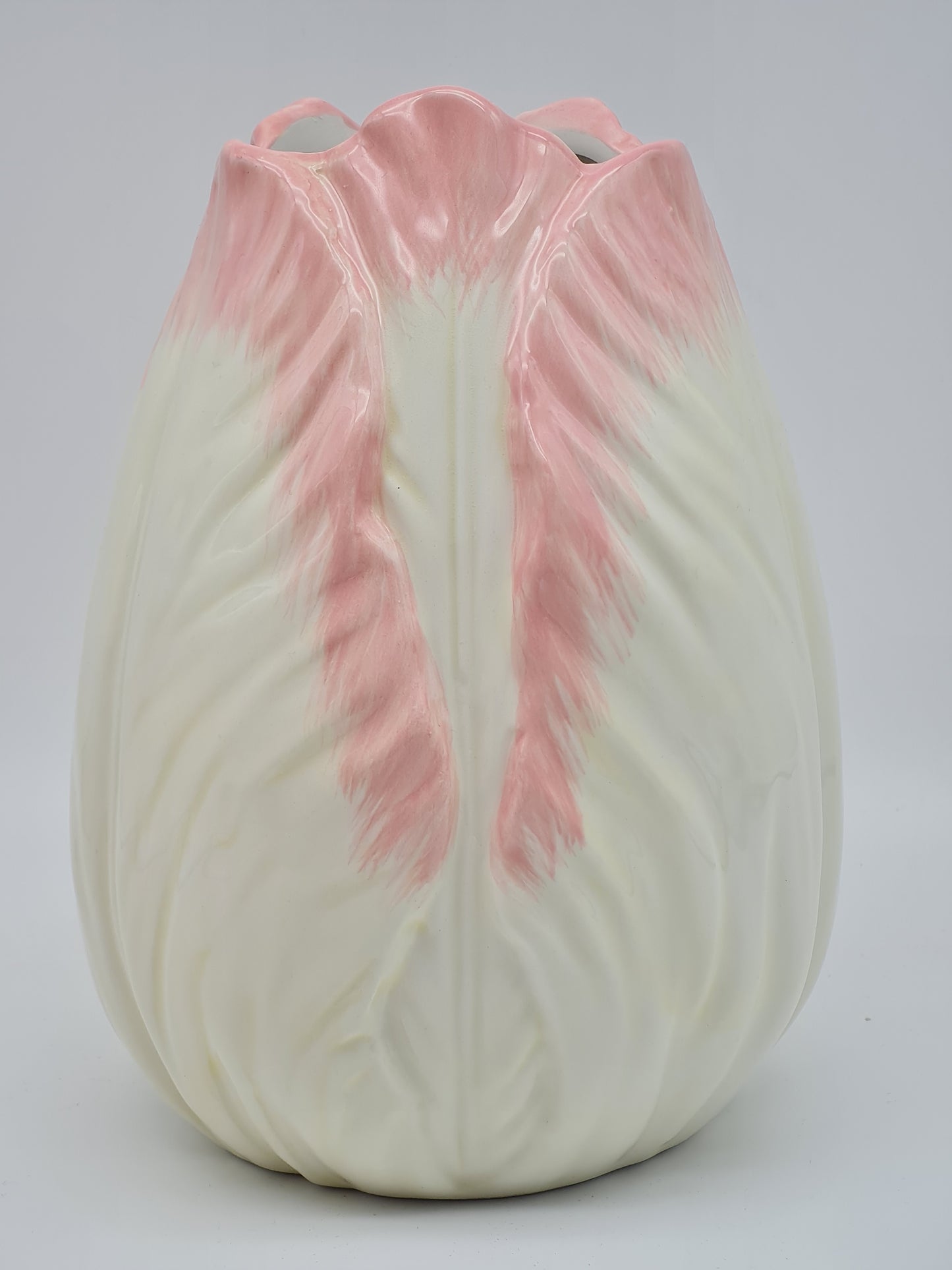 Traumhafte Vase im Tulpenmotiv Cremeweiß bis Zartrosa von Housevitamin