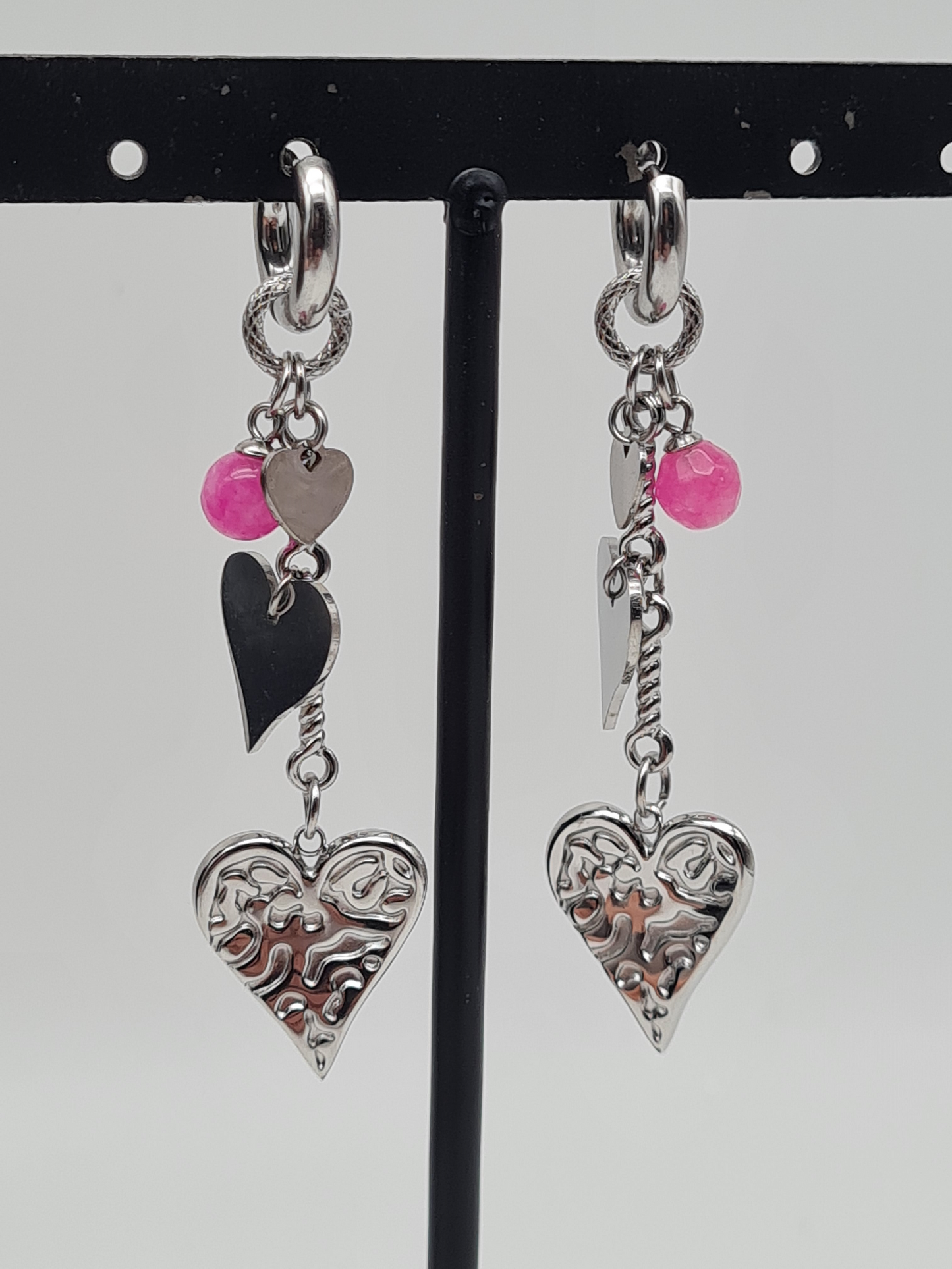 Yehwang Ohrringe mit der Signatur „Love“ silberfarben nickelfrei herz liebe Romantik creolen