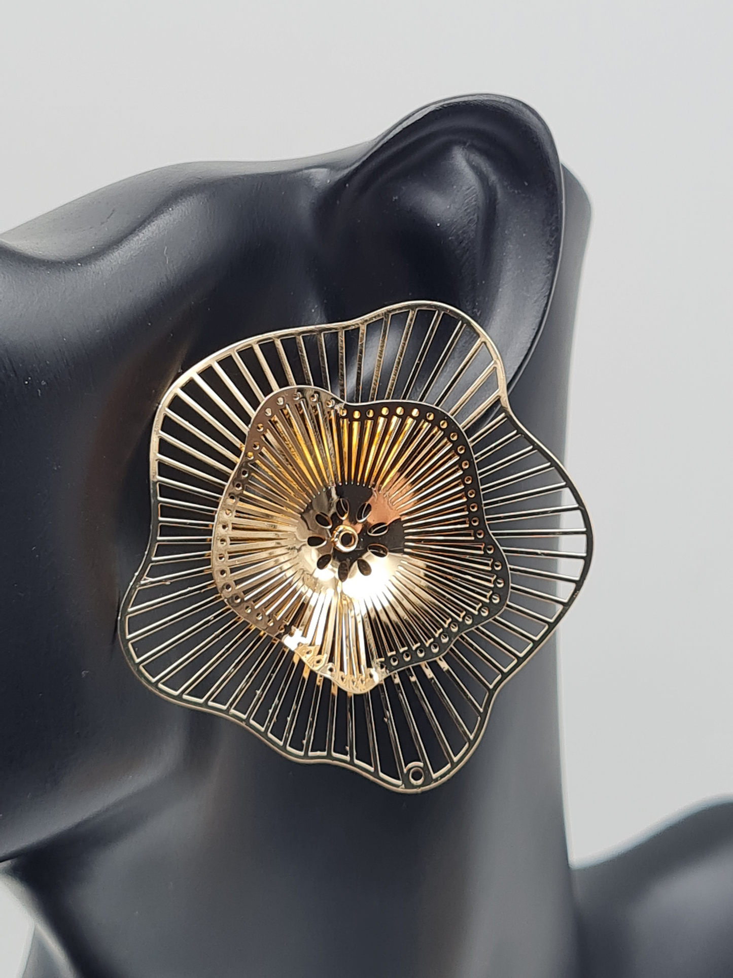 Yehwang Ohrstecker Blumenfest Silberfarben goldfarben nickelfrei Design