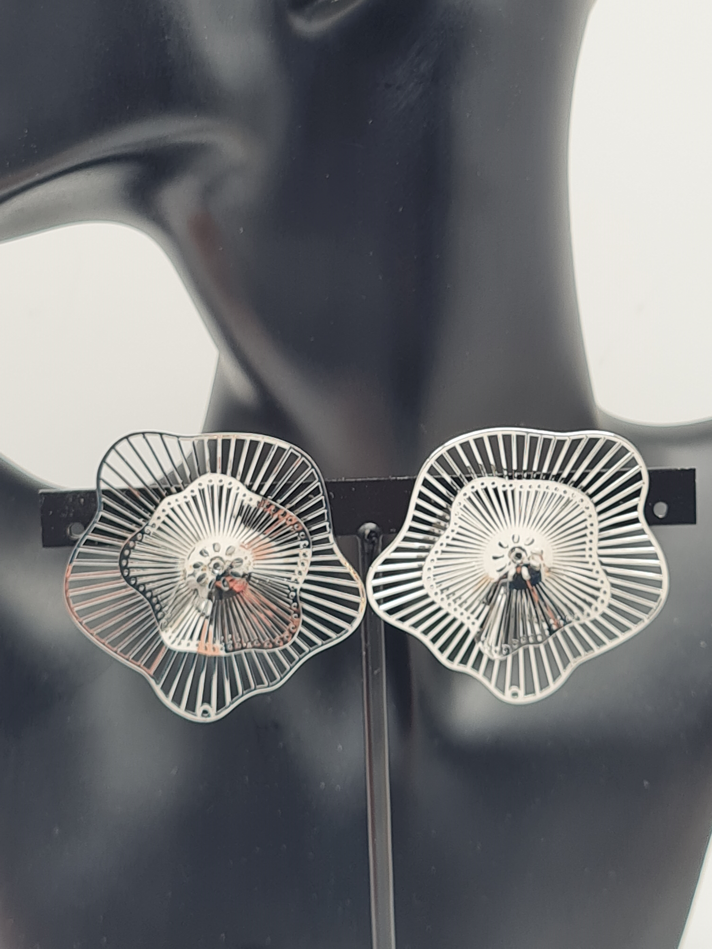 Yehwang Ohrstecker Blumenfest Silberfarben goldfarben nickelfrei Design