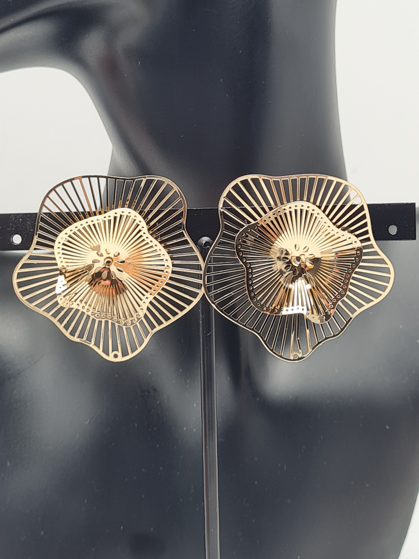 Yehwang Ohrstecker Blumenfest Silberfarben goldfarben nickelfrei Design