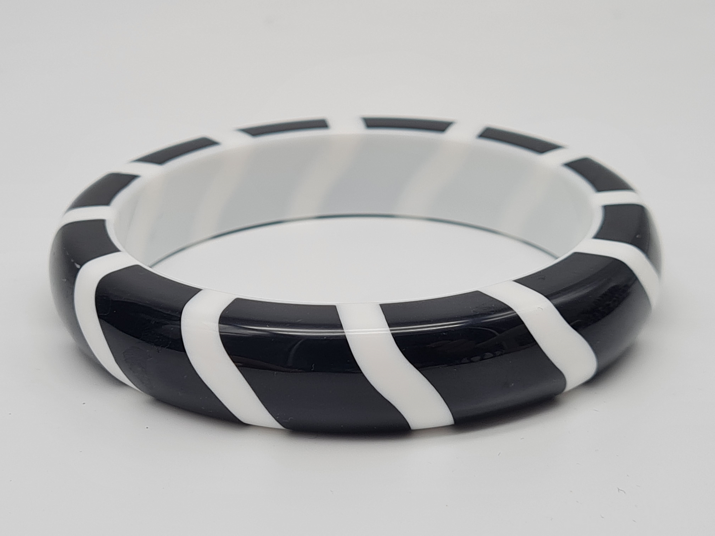 Cosmos Armreif Acryl Schwarz Weiß Black White Zebra Giraffe Trend 2025-2026