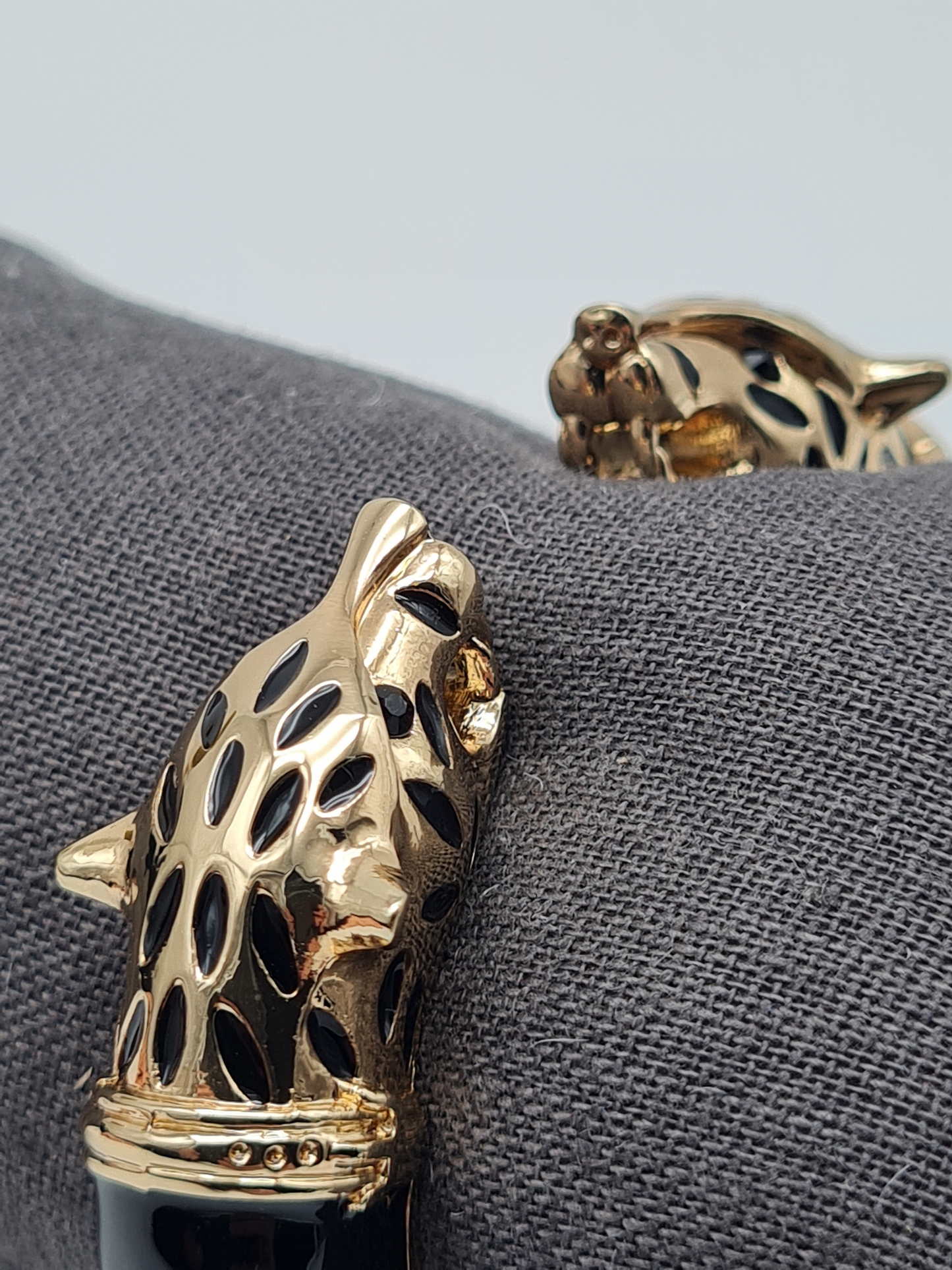 Ardoné Armreif Klapp-Armband schwarz Goldfarben Katze Leopard Tier