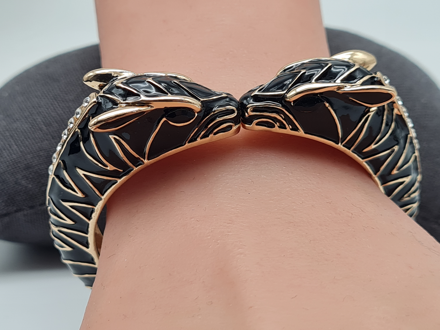 Ardoné Armreif Klapp-Armband schwarz Goldfarben Katze Leopard Tier