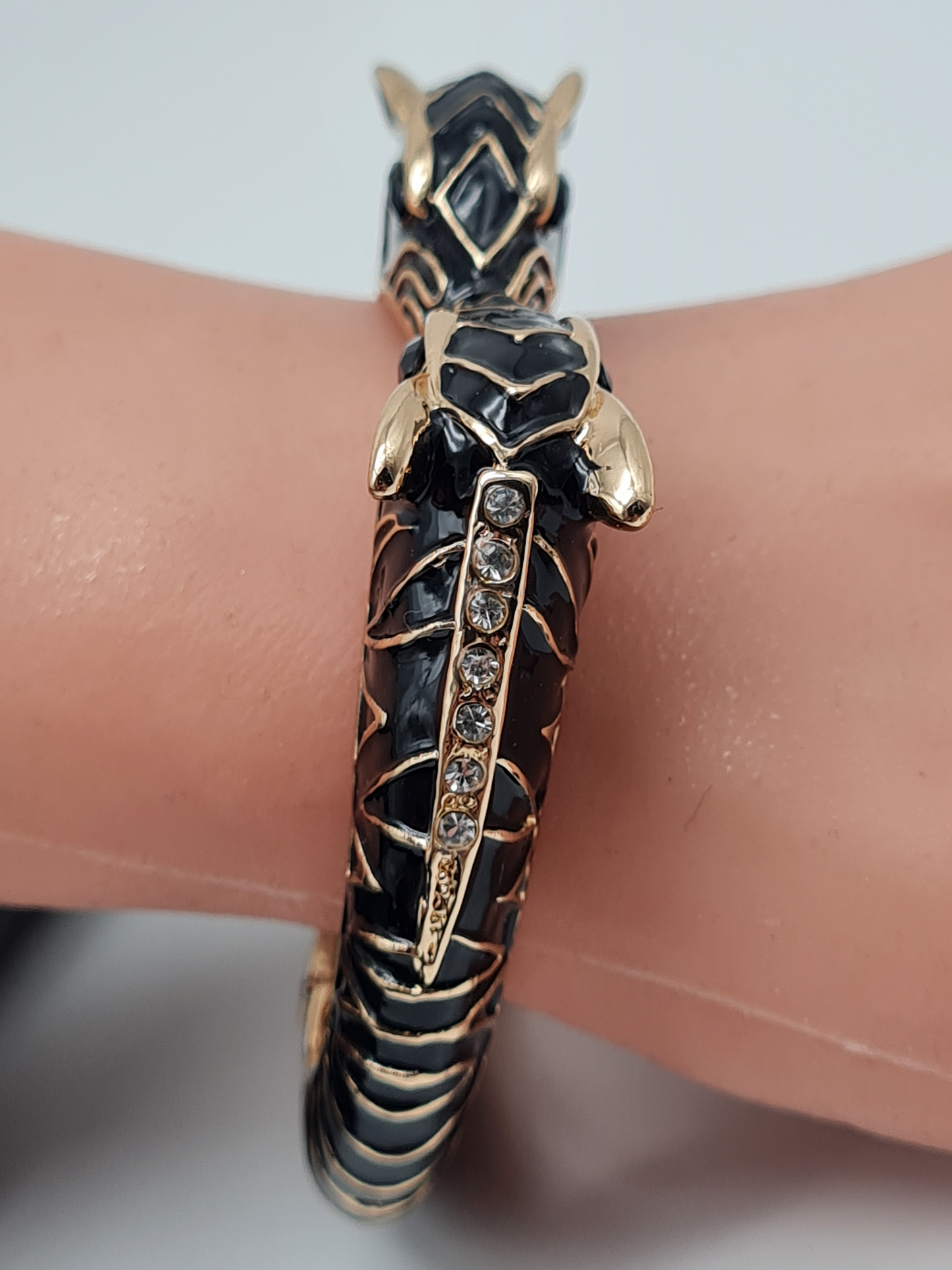Ardoné Armreif Klapp-Armband schwarz Goldfarben Katze Leopard Tier