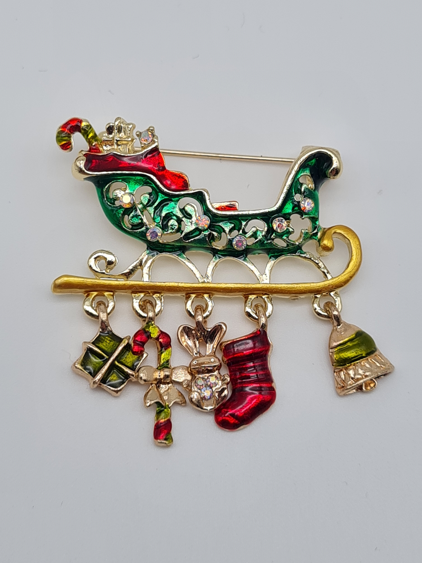 Brosche modeschmuck schneelfocke weihnachtsbaum schlitten geschenke blau rot glöckchen