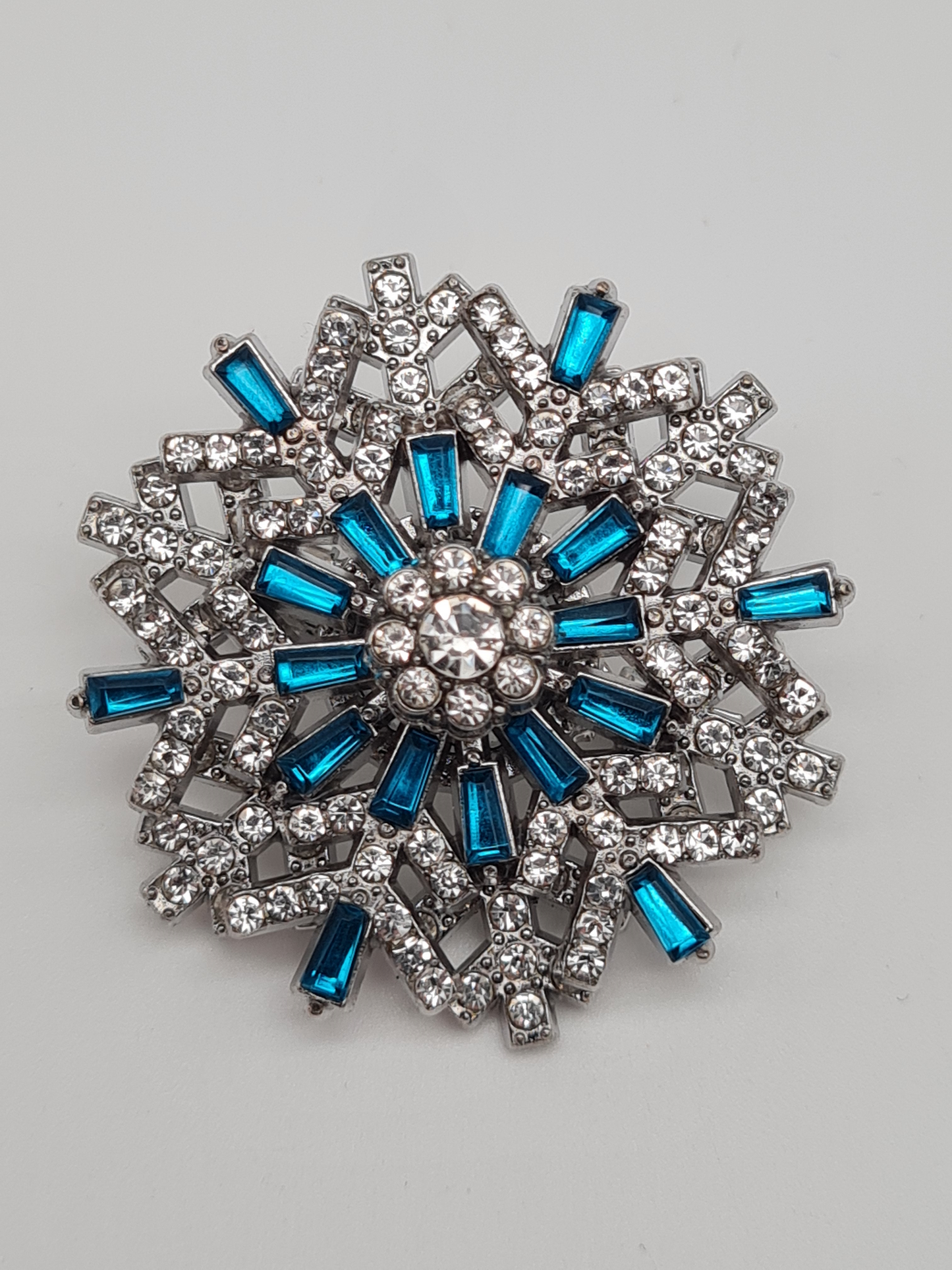 Brosche modeschmuck schneelfocke weihnachtsbaum schlitten geschenke blau rot glöckchen
