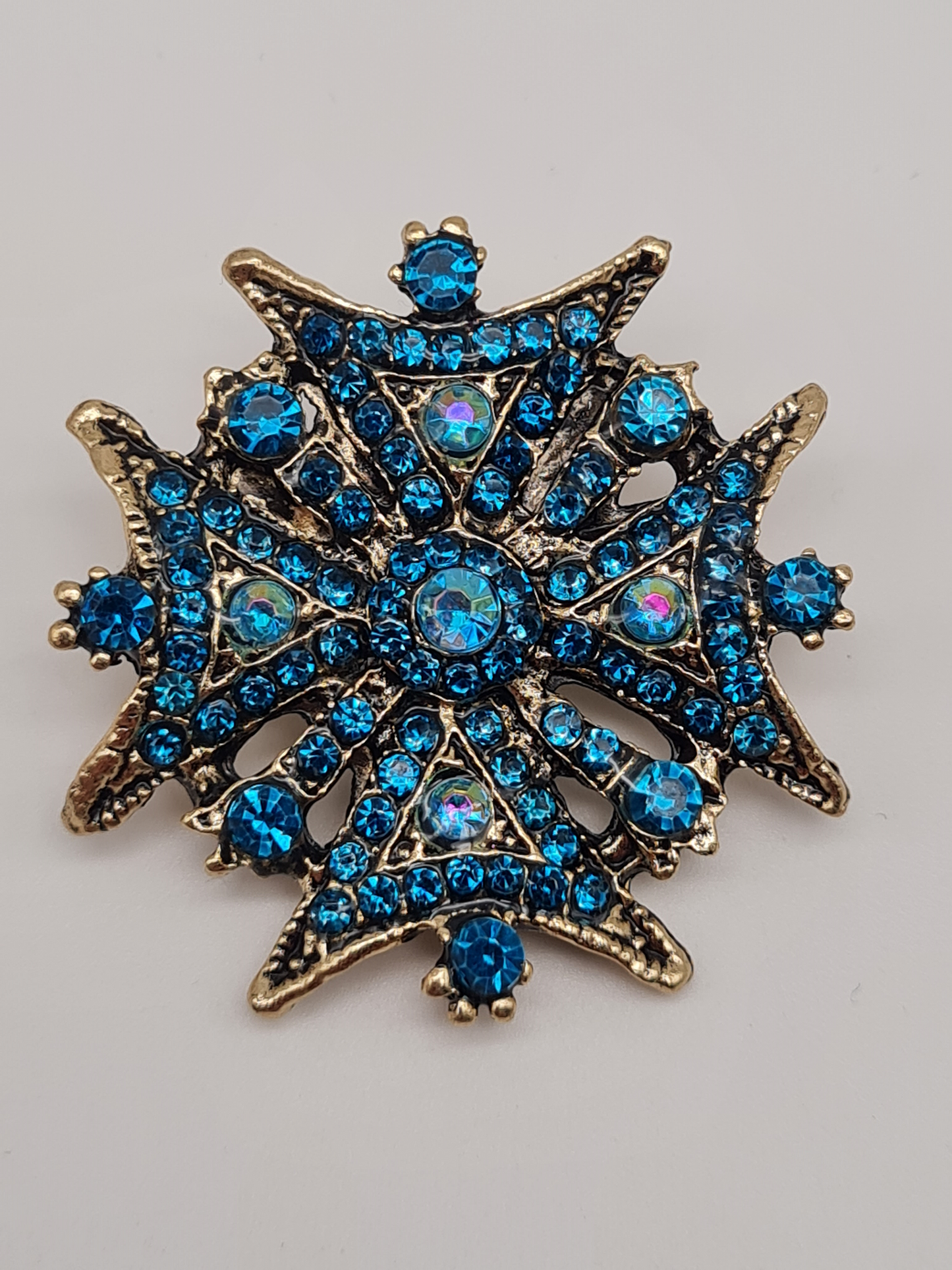 Brosche modeschmuck schneelfocke weihnachtsbaum schlitten geschenke blau rot glöckchen