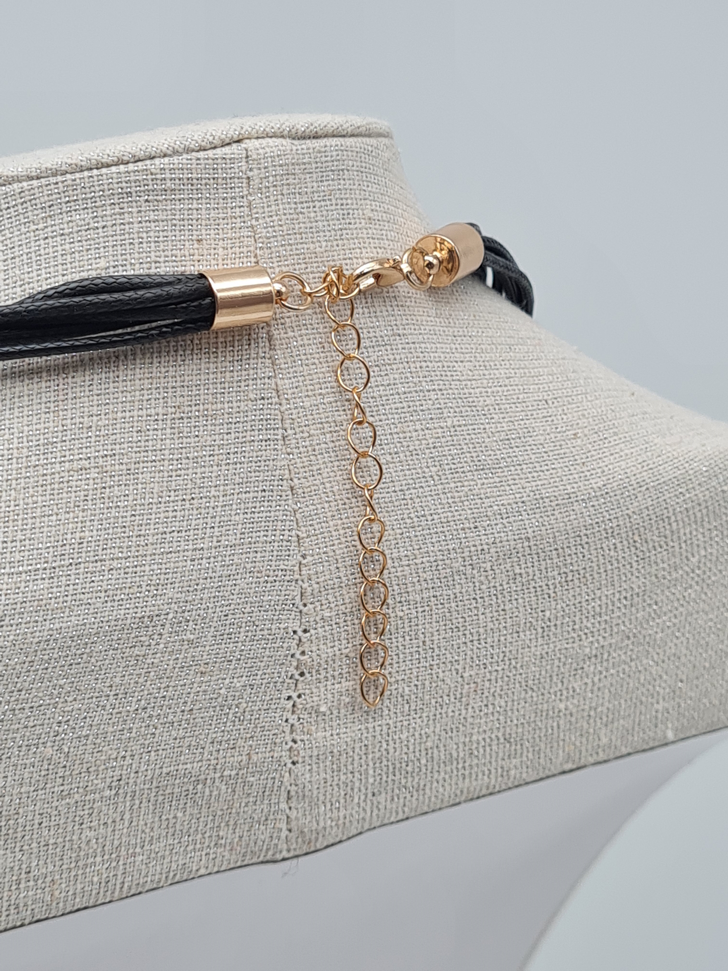 Halskette nickelfrei Kunstleder Acryl Beige Creme Schwarz neutral elegant Cosmos