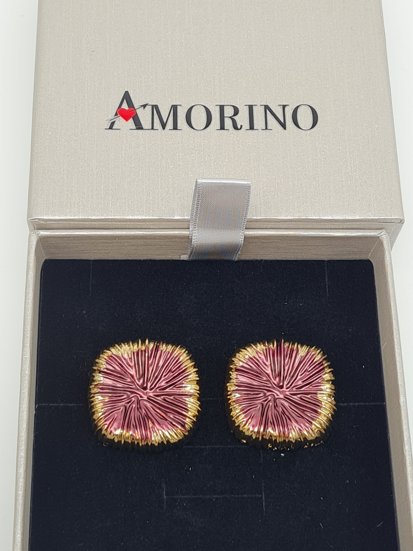 Amorino LOTUSBLATT EMAILLIERTE QUADRATISCHE OHRRINGE nickelfei luxus Ohrstecker