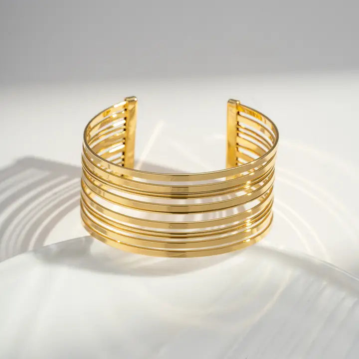 Cosmos Armreif Breites Manschettenarmband aus Edelstahl mit parallelen Linien