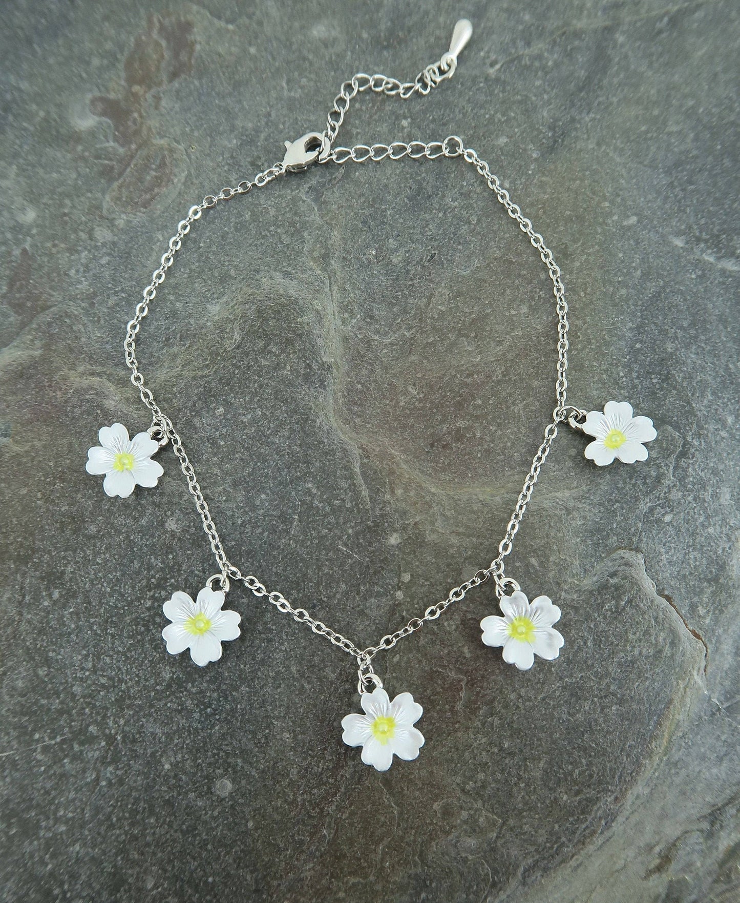 Armband Charm-Armband mit gelben Blüten von Primrose Primel