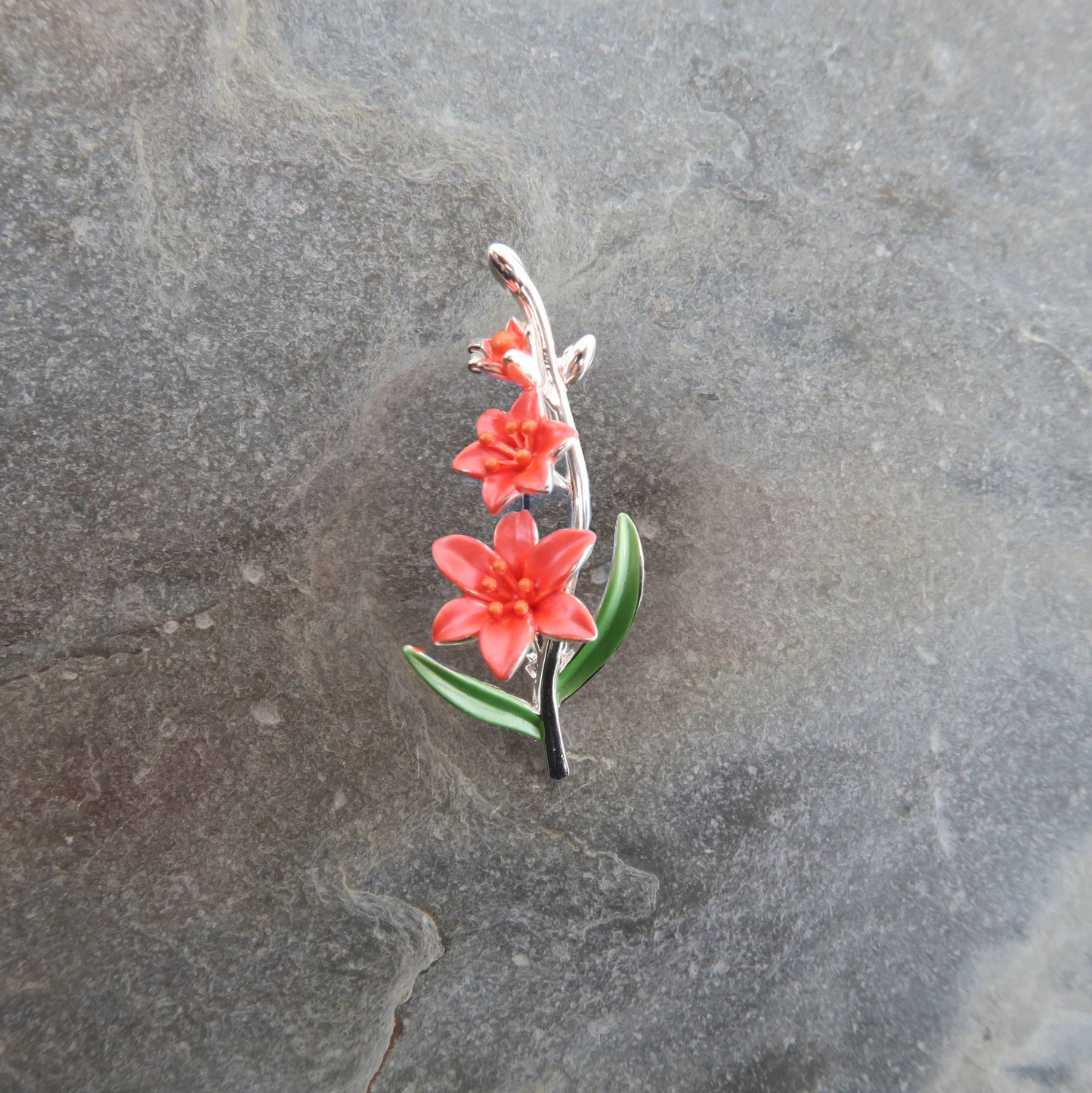 Brosche mit roter Blüte der Afrikanischen Maislilie, versilbert