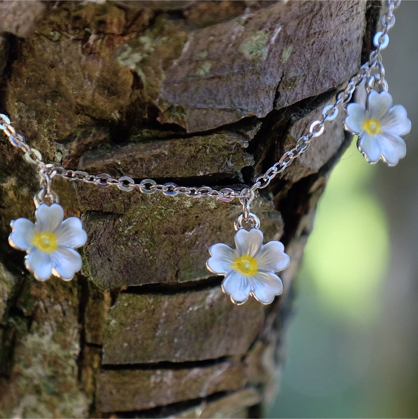 Armband Charm-Armband mit gelben Blüten von Primrose Primel