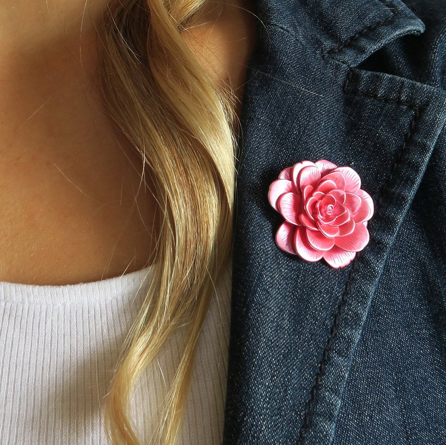 Brosche Camellia in Pink mit Hand Emaillierung auf versilbertem Metall