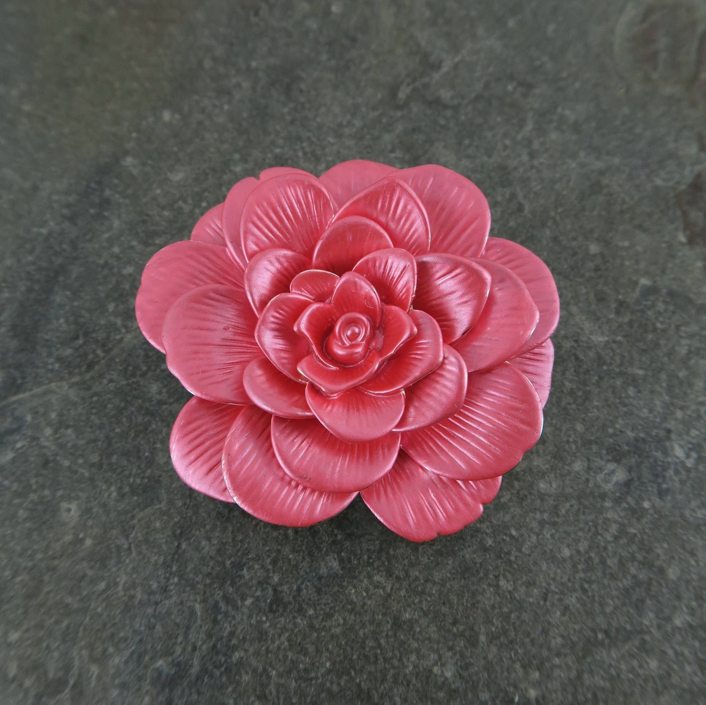 Brosche Camellia in Pink mit Hand Emaillierung auf versilbertem Metall