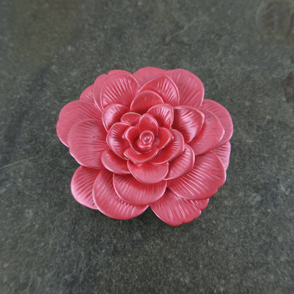 Brosche Camellia in Pink mit Hand Emaillierung auf versilbertem Metall
