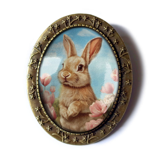 Große ovale Brosche mit Osterhase und rosa Tulpenfeld Anstecknadel Hase Kaninchen