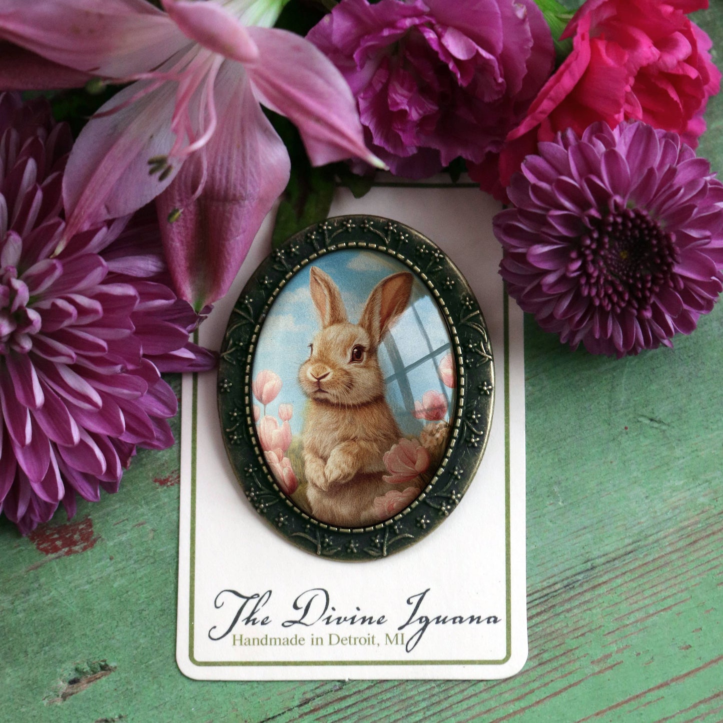 Große ovale Brosche mit Osterhase und rosa Tulpenfeld Anstecknadel Hase Kaninchen