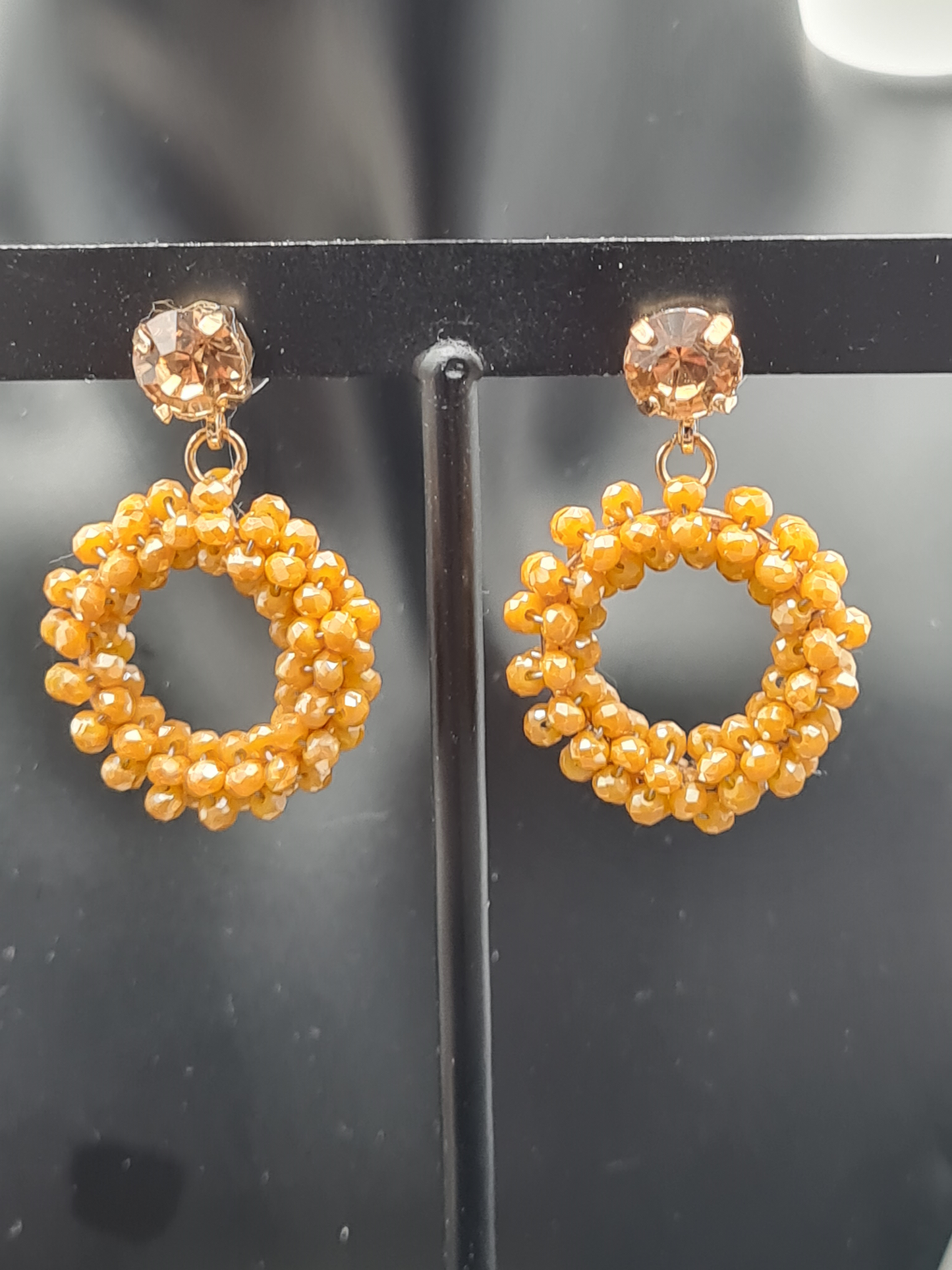 Sweet7 Ohrringe, Orhänger Gold mit Blass-Orange Strassstein und Perlenanhänger