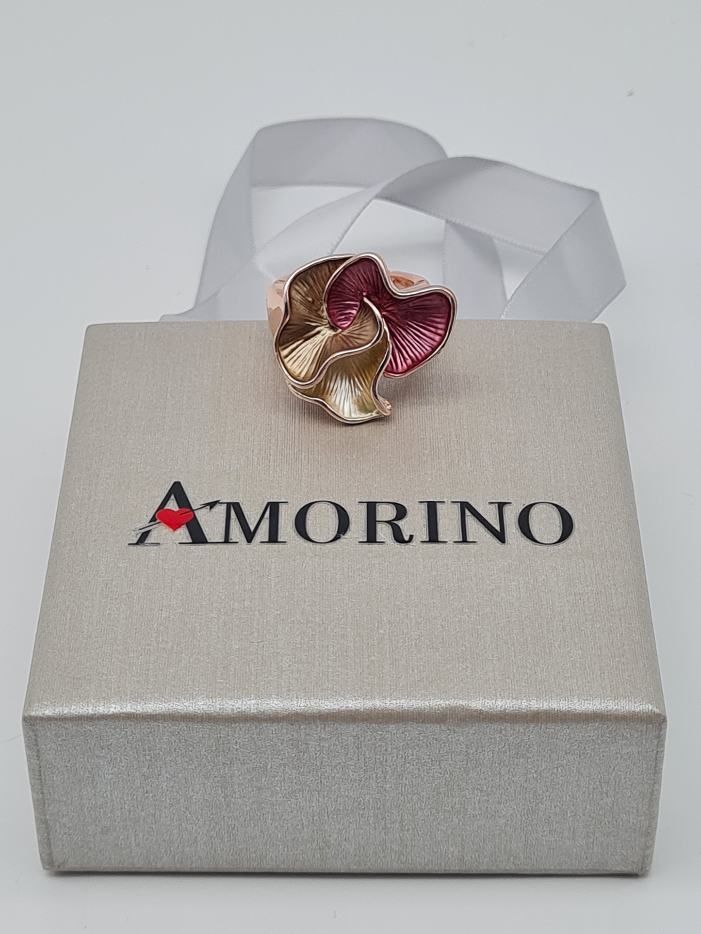 Amorino Ring, Elastischer Ring mit Emailliertem Volant, Calla-Blätter