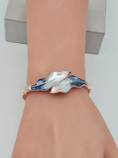 Amorino Armband, elastisches Armband mit Emaillierte Blätter in Grün und Blau