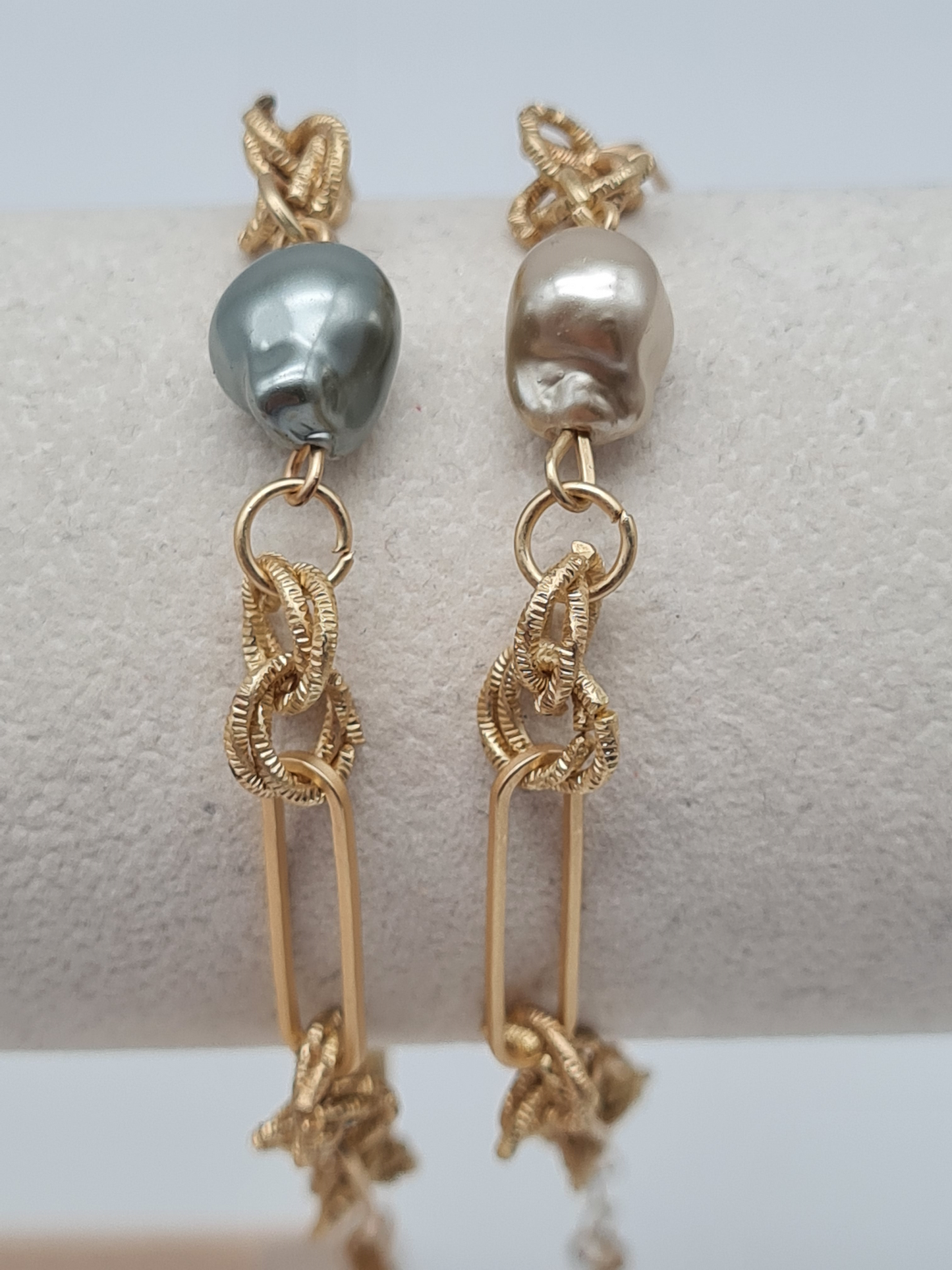 Biba Gliederarmband in Matt Goldfarben mit grau oder naturfarbene Perle