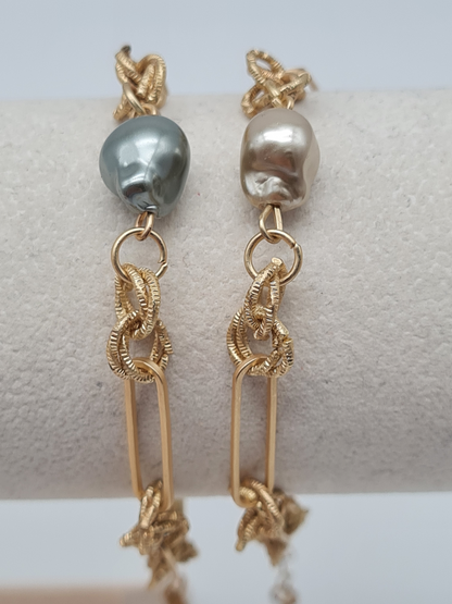 Biba Gliederarmband in Matt Goldfarben mit grau oder naturfarbene Perle