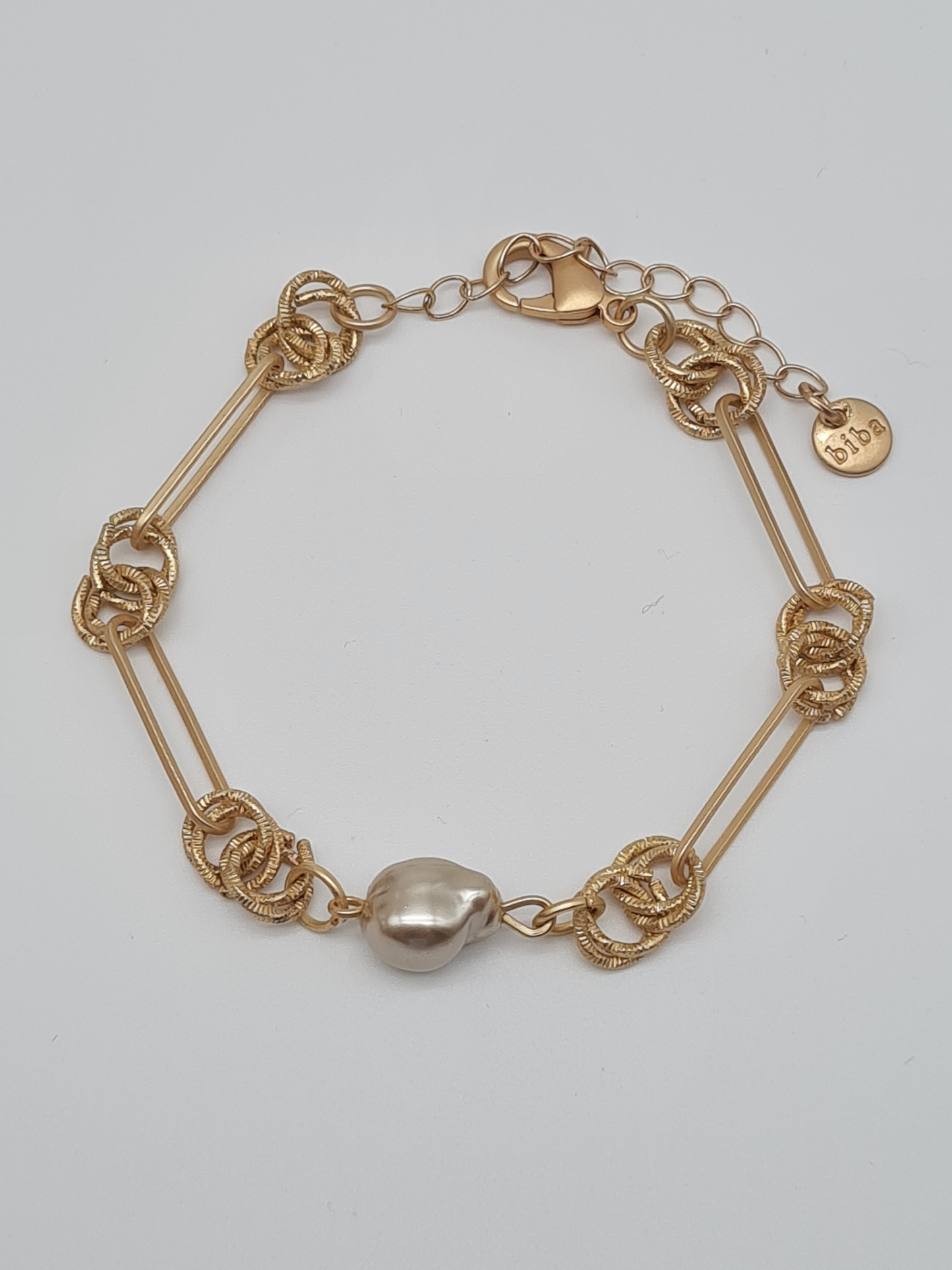 Biba Gliederarmband in Matt Goldfarben mit grau oder naturfarbene Perle
