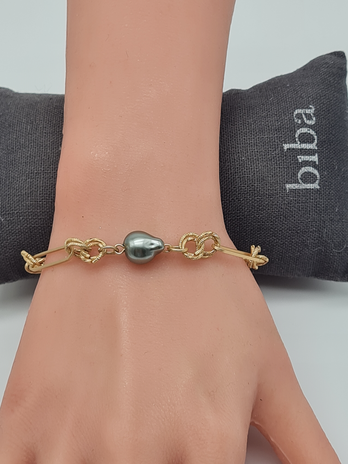 Biba Gliederarmband in Matt Goldfarben mit grau oder naturfarbene Perle
