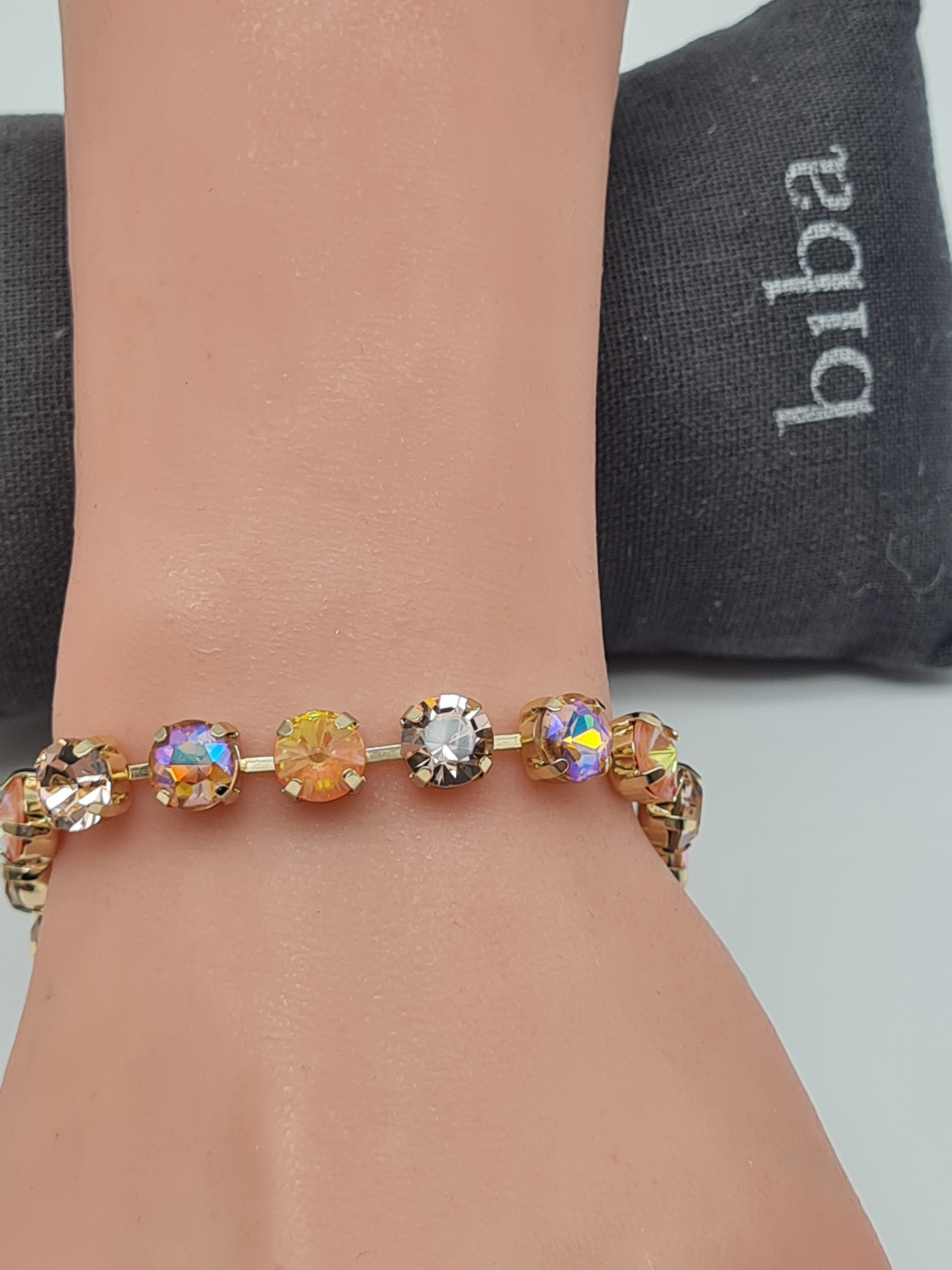 Biba Armband mit Auffällige Strass-Steinchen in Hellen und in Dunklen Farben