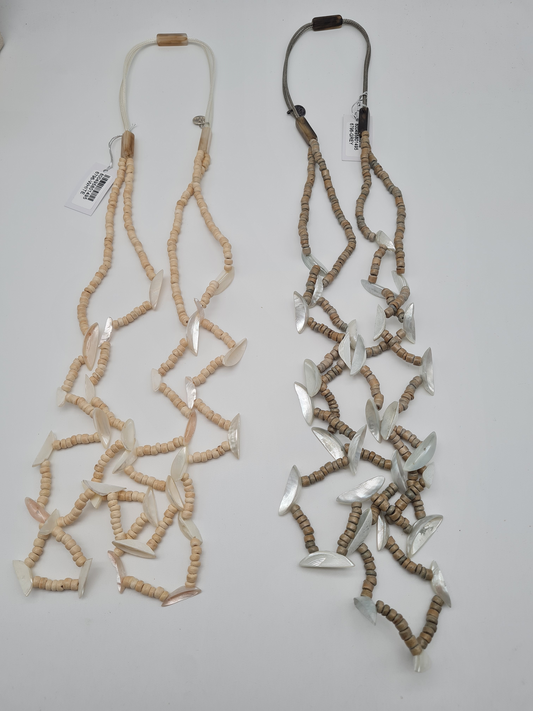 Biba Halskette Grau oder Beige mit Muscheln und Acrylperlen