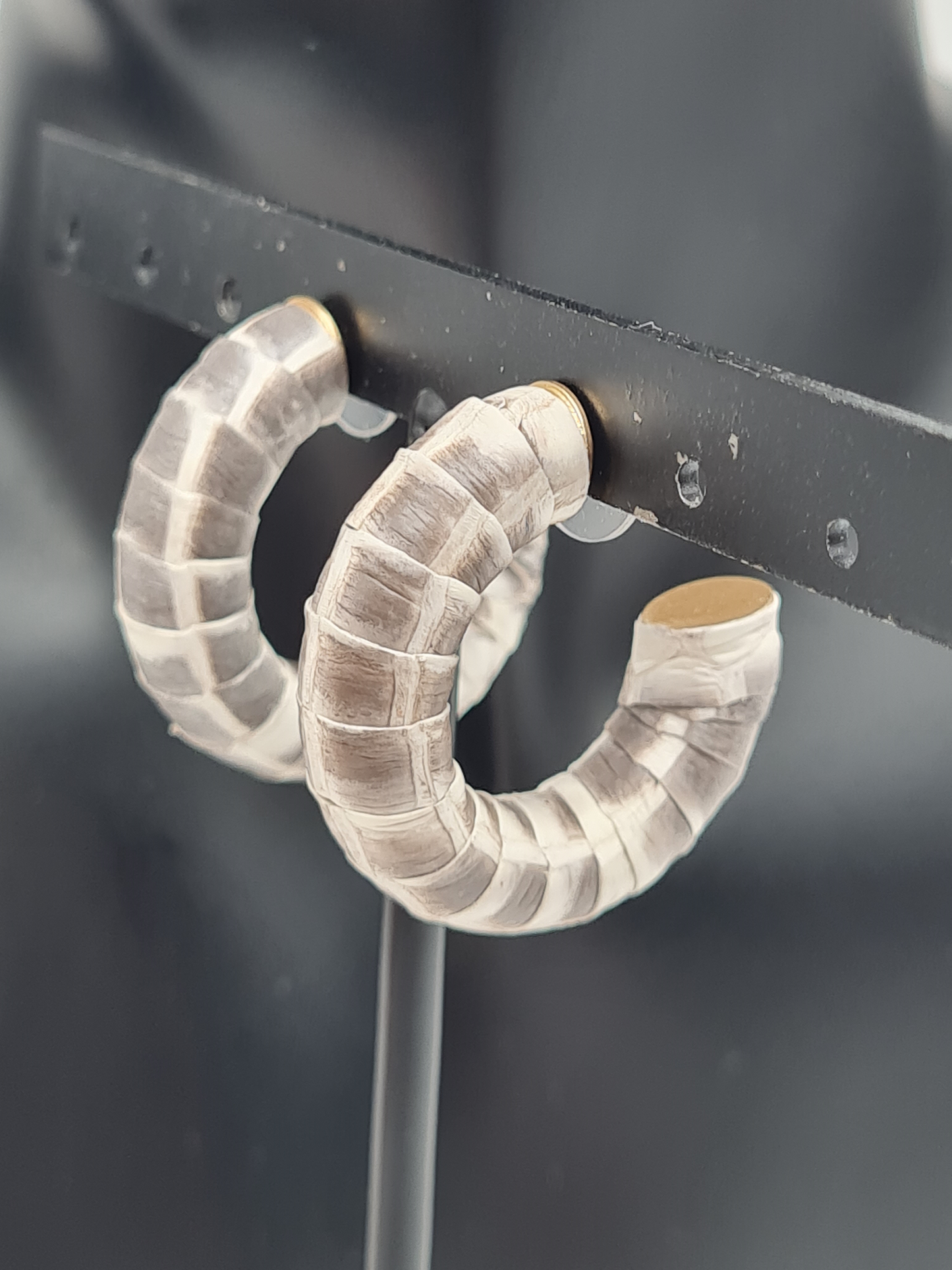 Sweet7, Creolen mit Leder umzogen in Tierprint Muster Grau Creme