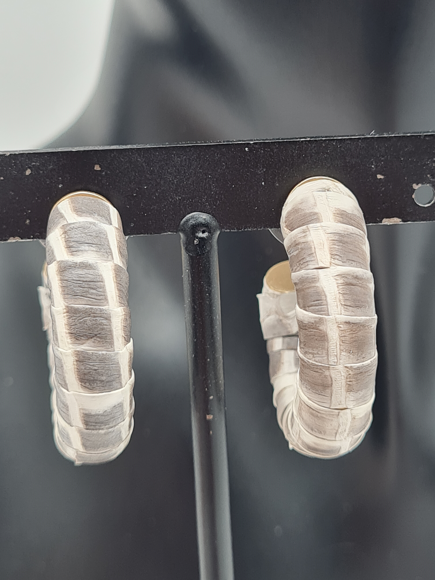 Sweet7, Creolen mit Leder umzogen in Tierprint Muster Grau Creme