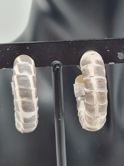 Sweet7, Creolen mit Leder umzogen in Tierprint Muster Grau Creme