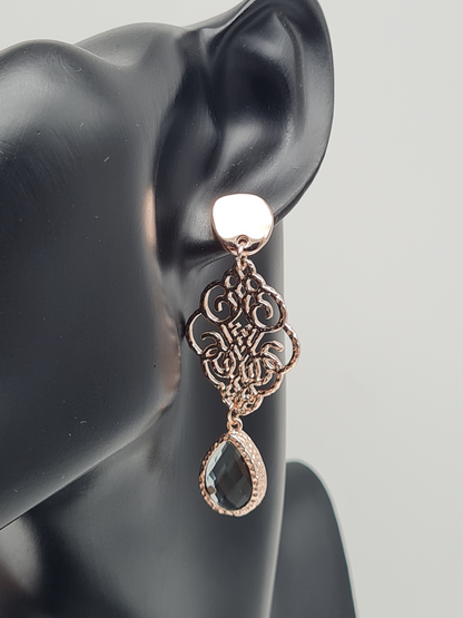 Biba Ohrhängern in Roségold mit ornamentalem Anhänger und Crystal-Stein