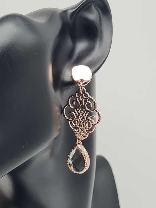 Biba Ohrhängern in Roségold mit ornamentalem Anhänger und Crystal-Stein