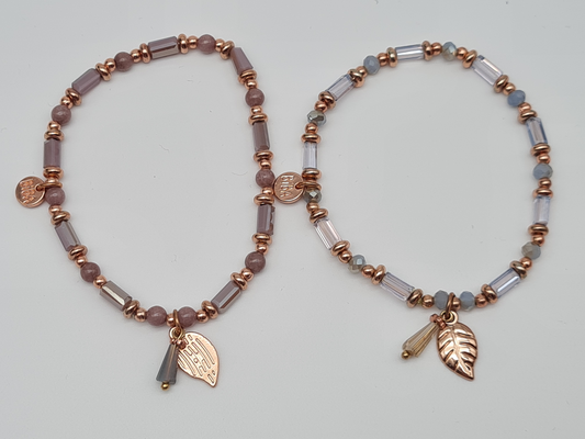 Biba Armband elastisch Lilagrau Töne mit goldfarbenen Blattanhänger. Transparent oder Dunkel