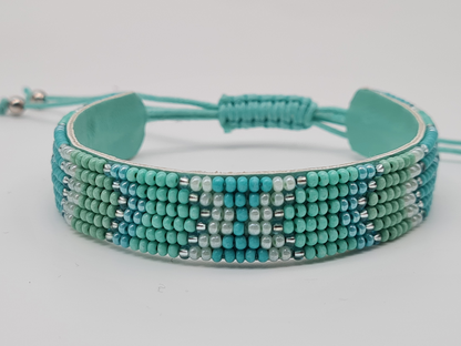 Biba Armband Freundschaftsarmband mit Blau- Türkisen eingewebte Perlen