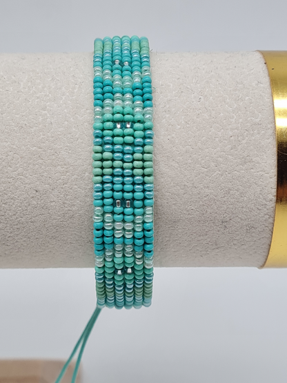 Biba Armband Freundschaftsarmband mit Blau- Türkisen eingewebte Perlen
