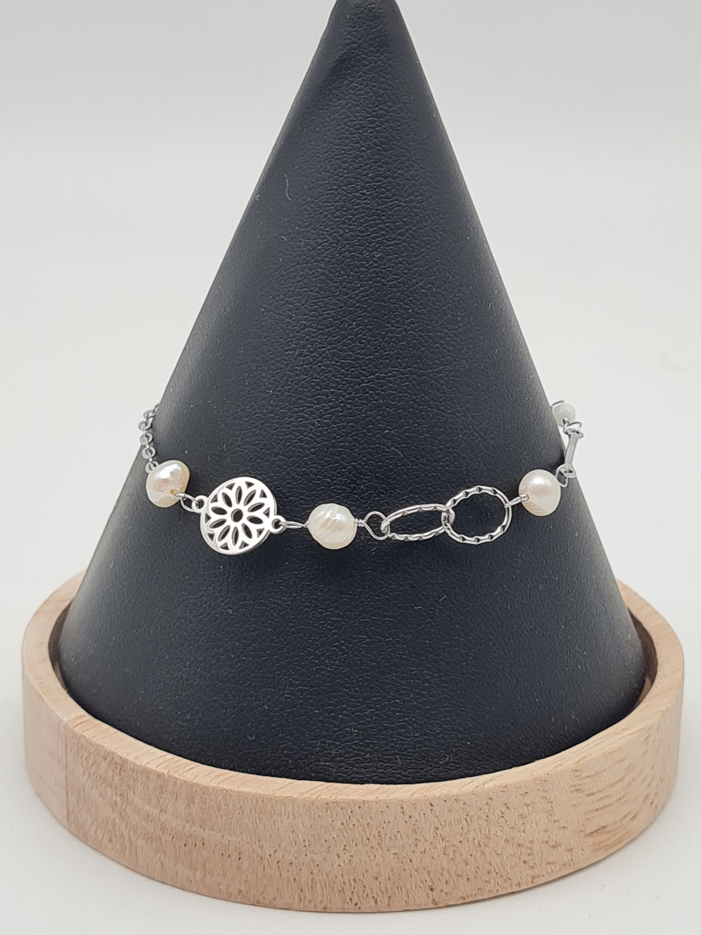 Yehwang Armband, filigran mit Süßwasserperlen und Traumfänger
