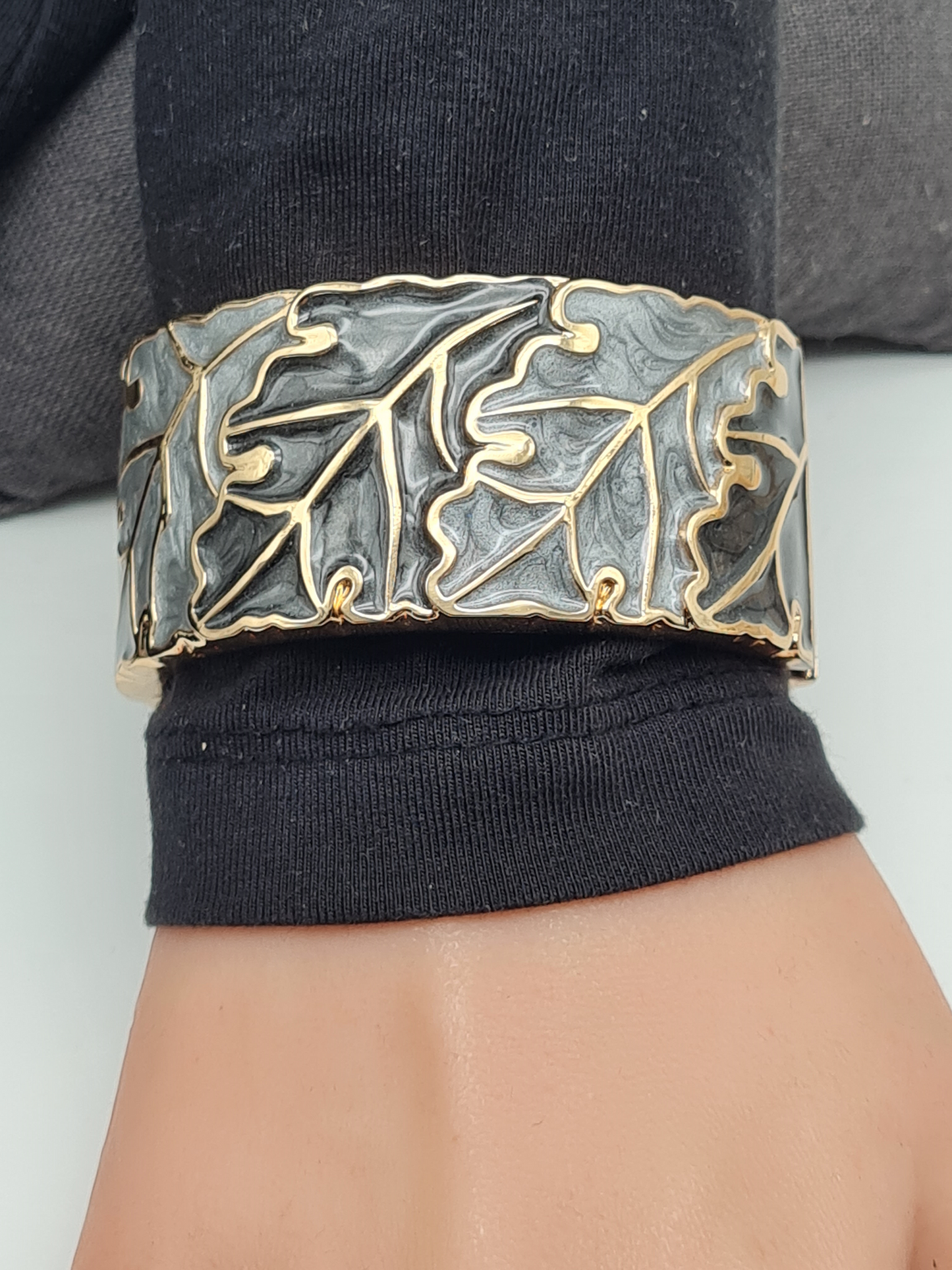 Yehwang Klapp-Armband Goldfarben mit Graue Blätter Emaille Nickelfrei