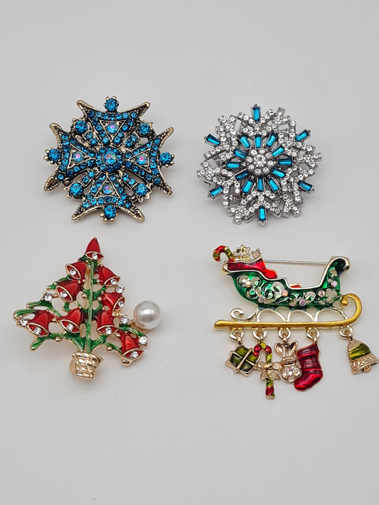 Brosche modeschmuck schneelfocke weihnachtsbaum schlitten geschenke blau rot glöckchen
