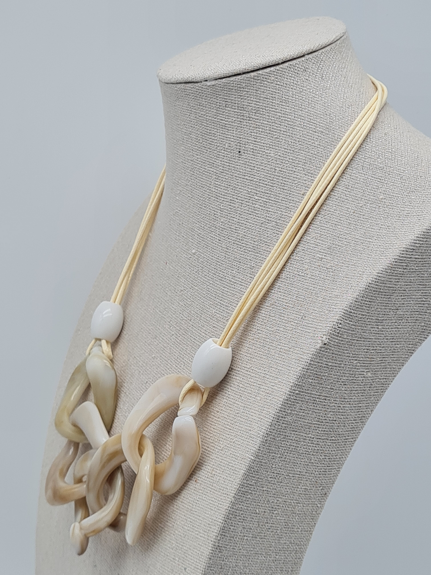 Cosmos Halskette nickelfrei Acryl Beige neutral elegant verspielt