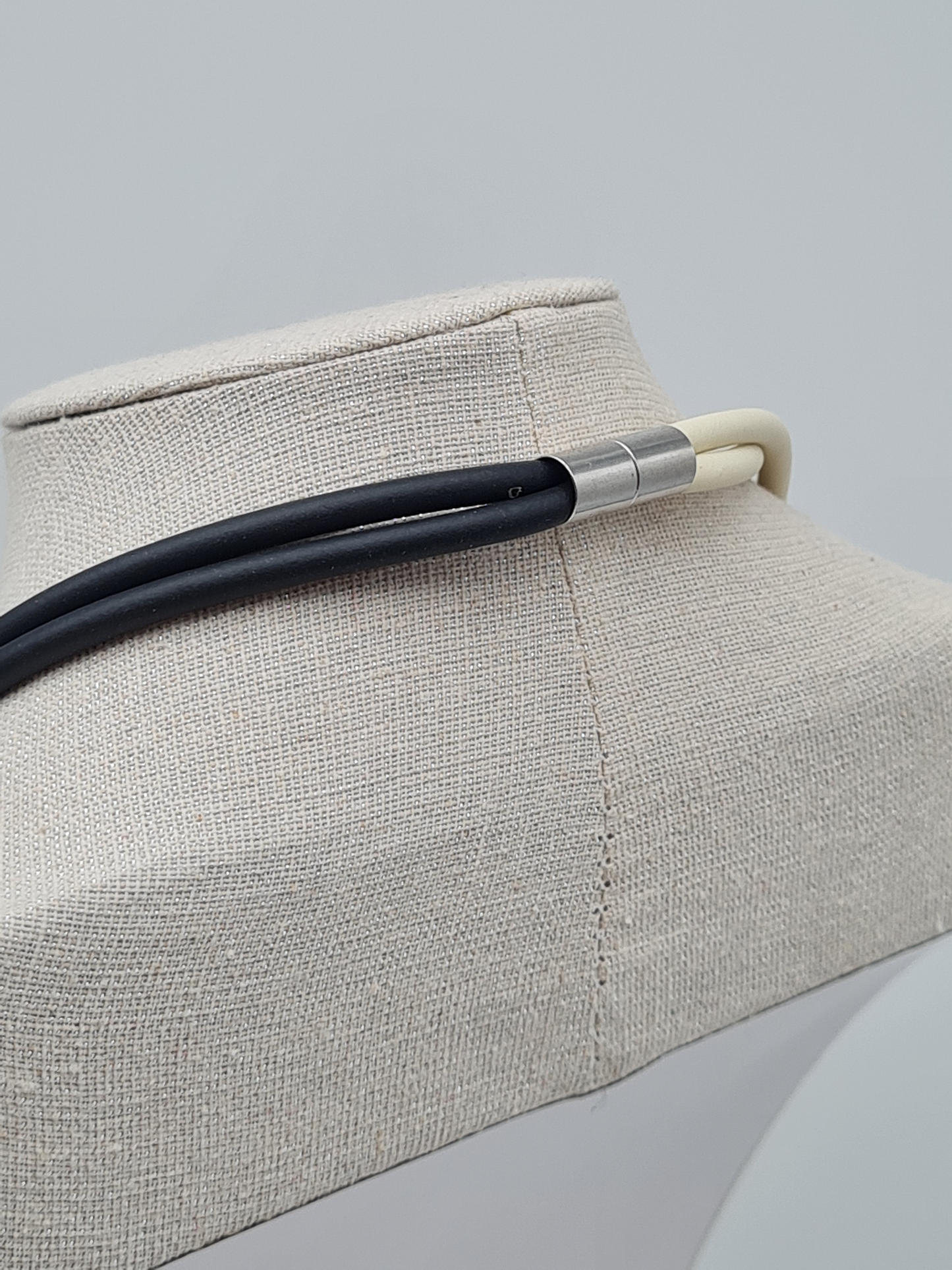 Cosmos Halskette nickelfrei Gummi Creme Schwarz neutral elegant verspielt