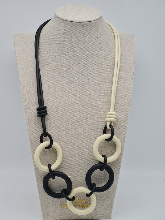 Cosmos Halskette nickelfrei Gummi Creme Schwarz neutral elegant verspielt