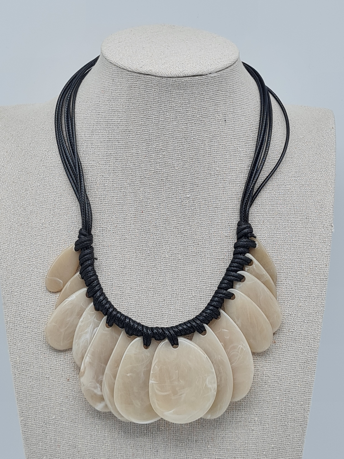 Cosmos Halskette nickelfrei Kunstleder Acryl Beige Creme Schwarz neutral elegant verspielt