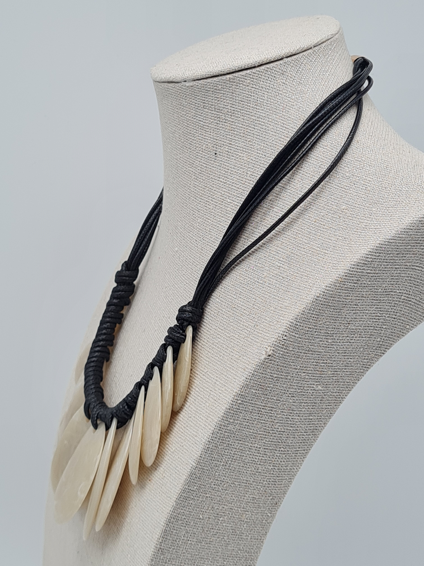 Cosmos Halskette nickelfrei Kunstleder Acryl Beige Creme Schwarz neutral elegant verspielt