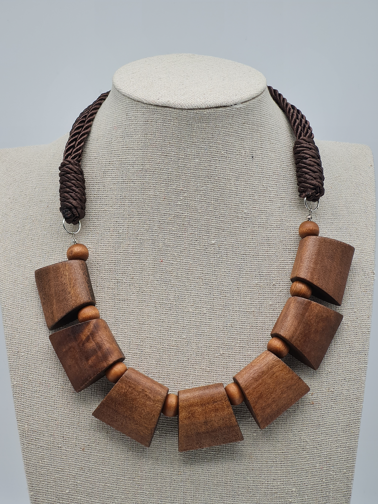 Cosmos Halskette nickelfrei braun holzelementen kordel natur elegant stilvoll