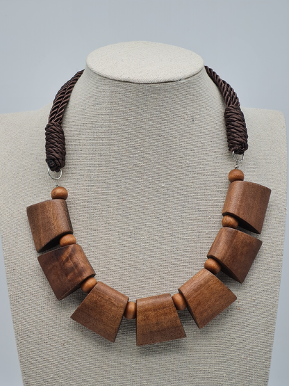 Cosmos Halskette nickelfrei braun holzelementen kordel natur elegant stilvoll